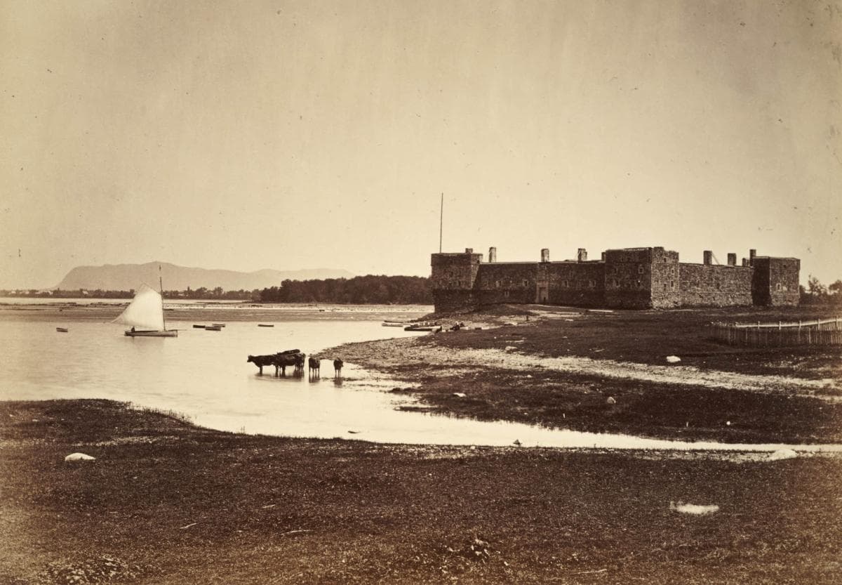 Photo d'époque du Fort Chambly et la rivière Richelieu