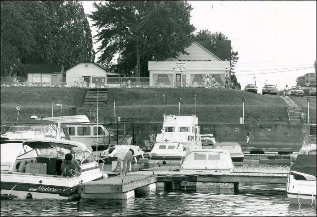 Photo historique de Marina de Chambly avec bateaux amarrés